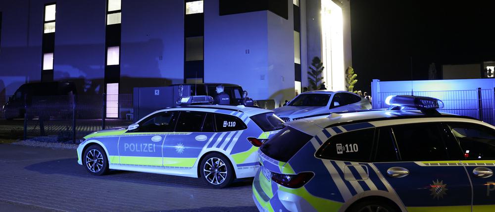Polizeiautos stehen mit Blaulicht vor einer Eventlocation, in der eine Hochzeit gefeiert wurde.