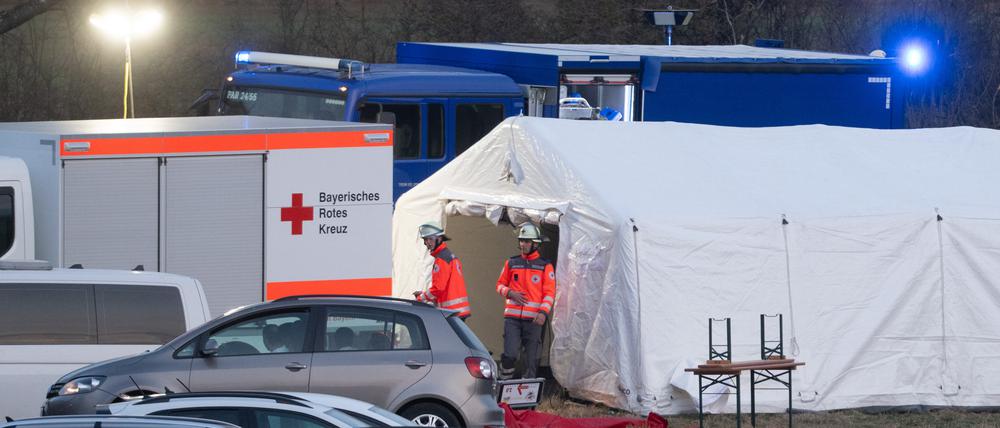 Einsatzkräfte stehen nach einem Zwischenfall am Rand einer Feier.