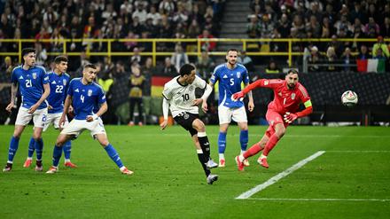 Einfach überrumpelt. Jamal Musiala nutzt die Schlafmützigkeit der Italiener zum 2:0.