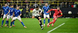 Einfach überrumpelt. Jamal Musiala nutzt die Schlafmützigkeit der Italiener zum 2:0.