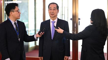 Südkoreas Verfassungsgericht hat die Amtsenthebung des im Zuge der Staatskrise suspendierten Ministerpräsidenten Han Duck Soo abgewiesen. 