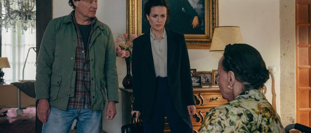 Polizist Markus Glösl (Harald Windisch, links) und Staatsanwältin Fida Emam (Melika Foroutan) statten Trude Ritter (Barbara Petritsch, rechts) einen Besuch ab im Krimi „Wiener Blut - Berggericht“, der im ZDF zu sehen ist.