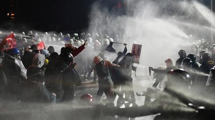 Beamte der Bereitschaftspolizei stoßen in Istanbul mit Demonstranten zusammen.
