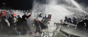 Beamte der Bereitschaftspolizei stoßen in Istanbul mit Demonstranten zusammen.