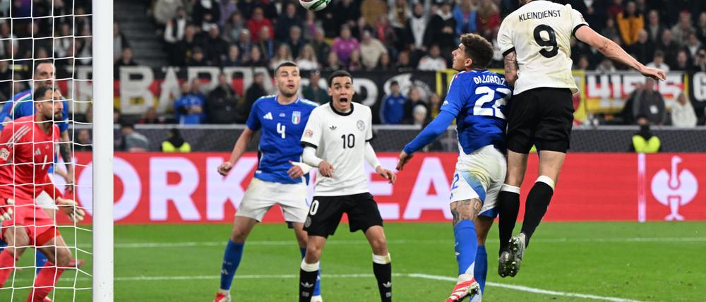 Tim Kleindienst (r) köpft das Tor zum 3:0.