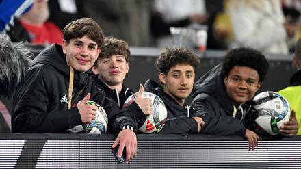 Balljunge Noel Urbaniak (l.) und weitere Balljungen hinter der Bande im Dortmunder Stadion.