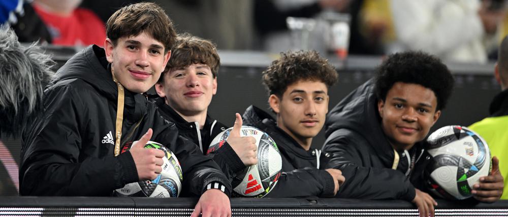 Balljunge Noel Urbaniak (l.) und weitere Balljungen hinter der Bande im Dortmunder Stadion.