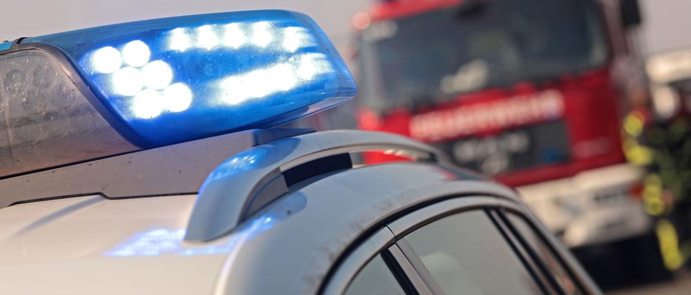 Feuerwehr und Polizei waren im Landkreis Oberhavel bei einem tödlichen Verkehrsunfall im Einsatz. (Symbolbild)