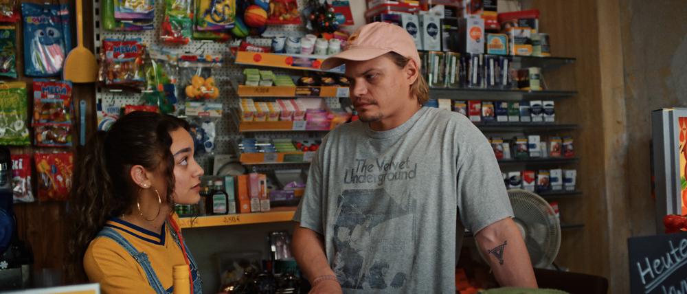 Aylin (Gülseren Erkut) und Fred (Wilson Gonzalez Ochsenknecht) müssen irgendwie miteinander auskommen, wenn der Späti von Aylins Vater überleben soll.