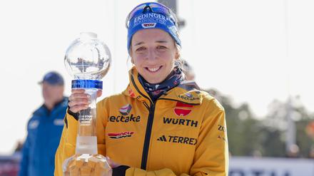 Franziska Preuß präsentiert die große Kristallkugel für den Gewinn des Gesamtweltcups.
