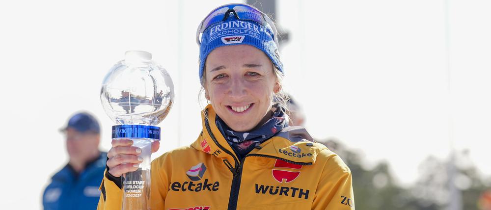 Franziska Preuß präsentiert die große Kristallkugel für den Gewinn des Gesamtweltcups.