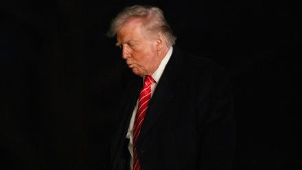 Donald Trump kommt am 23. März in der Dunkelheit am Weißen Haus an.