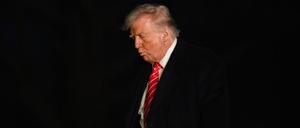 Donald Trump kommt am 23. März in der Dunkelheit am Weißen Haus an.