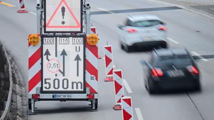 Der Verkehr der gesperrten Ringbahnbrücke wird nun umgeleitet. 