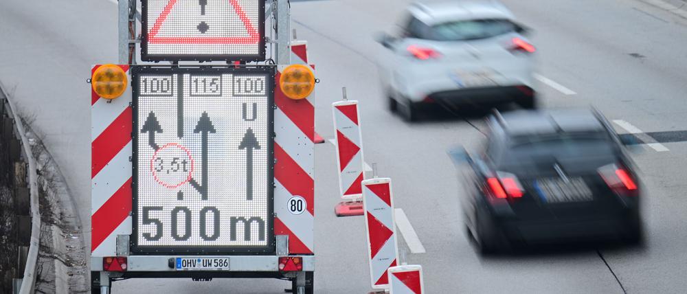 Der Verkehr der gesperrten Ringbahnbrücke wird nun umgeleitet. 