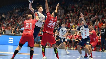 Maxim Orlov (M) bleibt der Bundesliga erhalten.