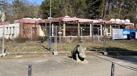 So sah die ehemalige Gaststätte „Zum Keiler“ in der Waldstadt aus – mit der Tierplastik davor.
