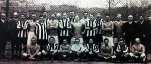 Mannschaften für ein Spiel der "Ruhleben Football Association" im Interniertenlager für britische Kriegsgefangene im Ersten Weltkrieg.