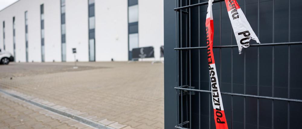 Noch in der Nacht stellten Spezialisten der Mordkommission Spuren am Tatort sicher.