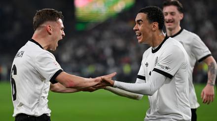 Der Jubel war groß bei Joshua Kimmich (li.) und Jamal Musiala (re.) nach dem Tor zum 2:0, bei dem die Italiener kurz nicht aufgepasst hatten.
