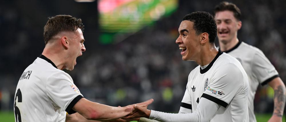 Der Jubel war groß bei Joshua Kimmich (li.) und Jamal Musiala (re.) nach dem Tor zum 2:0, bei dem die Italiener kurz nicht aufgepasst hatten.