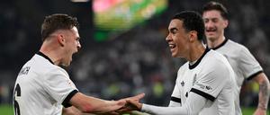 Der Jubel war groß bei Joshua Kimmich (li.) und Jamal Musiala (re.) nach dem Tor zum 2:0, bei dem die Italiener kurz nicht aufgepasst hatten.
