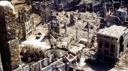 Berlin ist ein Ruinenfeld, als Hitler drei Kurieren den Auftrag erteilt, sein Testament hinauszuschmuggeln.