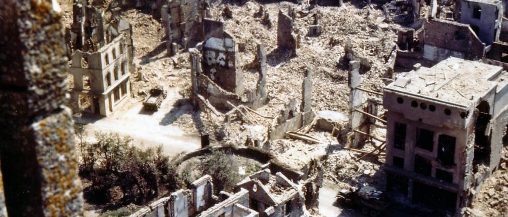 Berlin ist ein Ruinenfeld, als Hitler drei Kurieren den Auftrag erteilt, sein Testament hinauszuschmuggeln.
