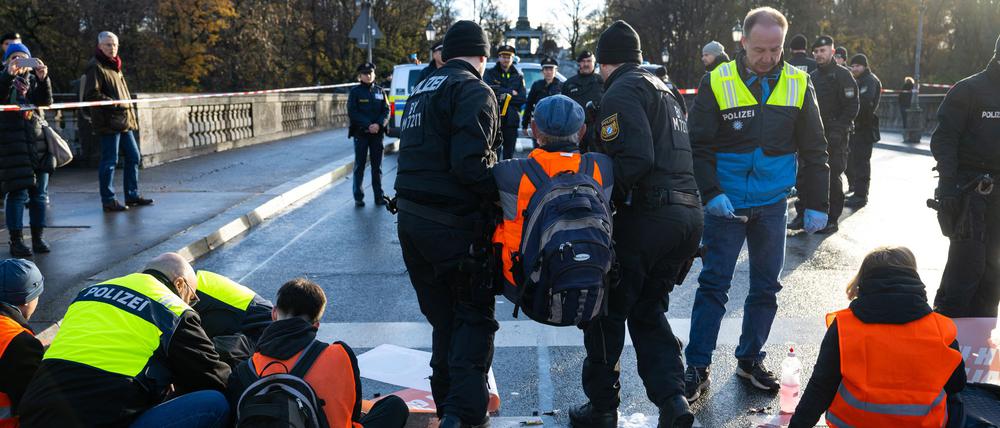 Die Gruppe Letzte Generation war bei bayerischen Ermittlern nicht nur wegen zahlreicher Straßenblockaden in den Fokus geraten. (Archivbild)