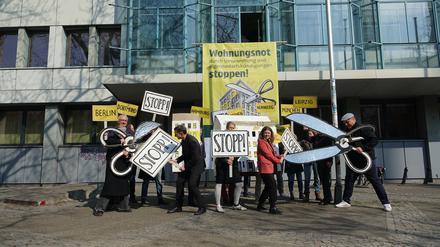 Aktion gegen Mietenwahnsinn am Rathaus Kreuzberg. 