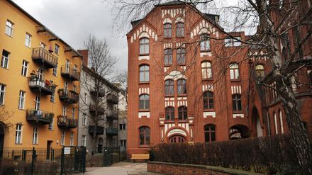 Die Katholische Pfarrgemeinde Ss. Corpus Christi und das Katholische Schulungszentrum Edith Stein vom St. Katharinenstift in der Greifswalder Straße 18.