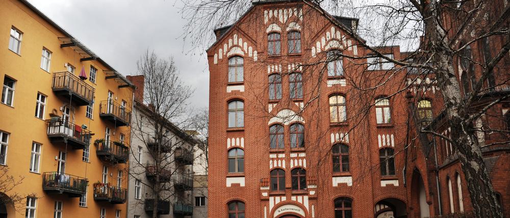 Die Katholische Pfarrgemeinde Ss. Corpus Christi und das Katholische Schulungszentrum Edith Stein vom St. Katharinenstift in der Greifswalder Straße 18.