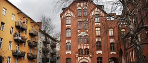 Die Katholische Pfarrgemeinde Ss. Corpus Christi und das Katholische Schulungszentrum Edith Stein vom St. Katharinenstift in der Greifswalder Straße 18.
