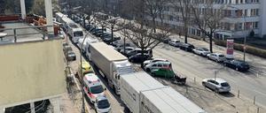 Lkw-Verkehr in der Königin-Elisabeth-Straße.