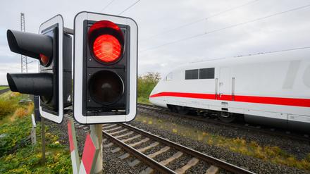Die Bahn will wegen einer Tunnelsanierung die ICE-Strecke Mannheim-Stuttgart wochenlang sperren. (Symbolbild)