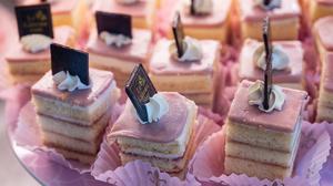 Rosarotes Törtchen in der Petit-Four-Vitrine im „Café Le Gâteau rose“.