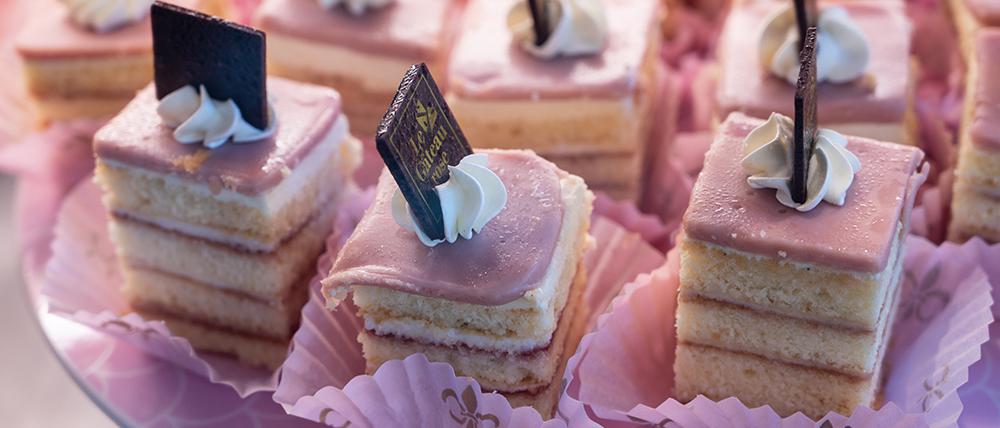 Rosarotes Törtchen in der Petit-Four-Vitrine im „Café Le Gâteau rose“.
