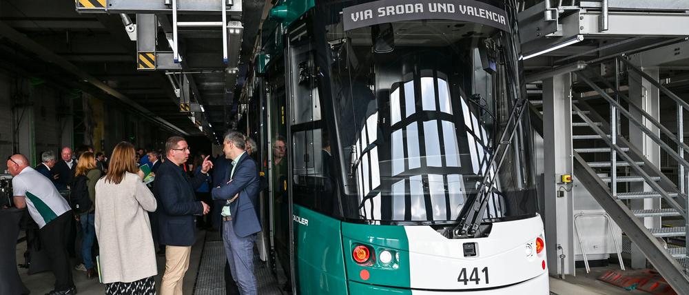 Diese neuen Tram-Wagen sollen bald durch Potsdam fahren.