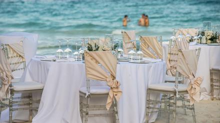 Feuchte Hochzeit. Strandspiele können schön sein, aber die Anreise- und Hotelkosten strapazieren manche Gäste doch sehr.