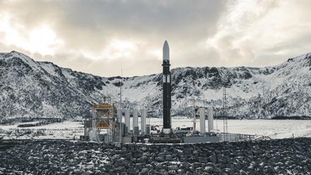 Die Trägerrakete „Spectrum“ von Isar Aerospace steht auf einer Startrampe im Andoya Spaceport in Nordmela auf der Insel Andøya.