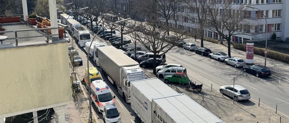 Umgeleitete Lkw auf Grund der gesperrten Ringbahnbrücke A100