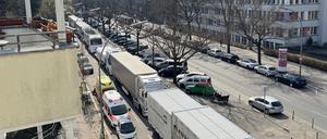 Umgeleitete Lkw auf Grund der gesperrten Ringbahnbrücke A100