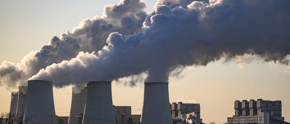 Wasserdampf steigt aus den Kühltürmen des Braunkohlekraftwerks Jänschwalde der Lausitz Energie Bergbau AG (LEAG). (Archivbild)