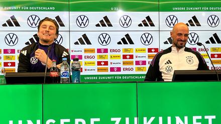 Freuen sich auf das Spiel gegen Spanien: U21-Nationaltrainer Antonio Di Salvo (r) und Spieler Rocco Reitz