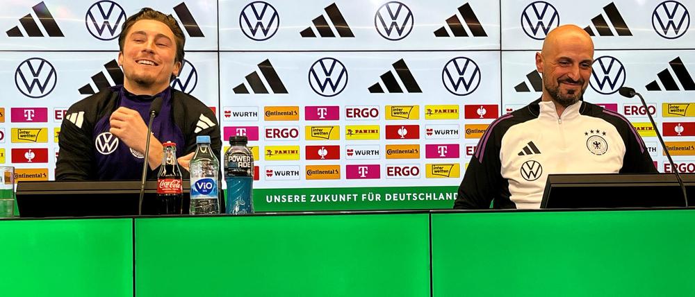 Freuen sich auf das Spiel gegen Spanien: U21-Nationaltrainer Antonio Di Salvo (r) und Spieler Rocco Reitz