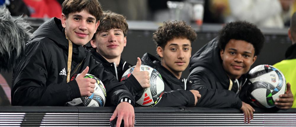 Balljunge Noel Urbaniak (l) hatte beim Länderspiel gegen Italien einen großen Auftritt.