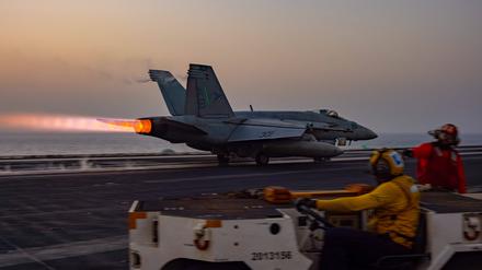 Start eines US-Kampfflugzeugs von der USS Harry Truman.