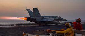 Start eines US-Kampfflugzeugs von der USS Harry Truman.