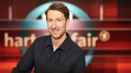 Louis Klamroth vor der Studio-Kulisse von „Hart aber fair“