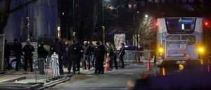 Polizeibeamte stehen in der Nähe des Gymnasiums Lycee des Metiers Louis Armand.